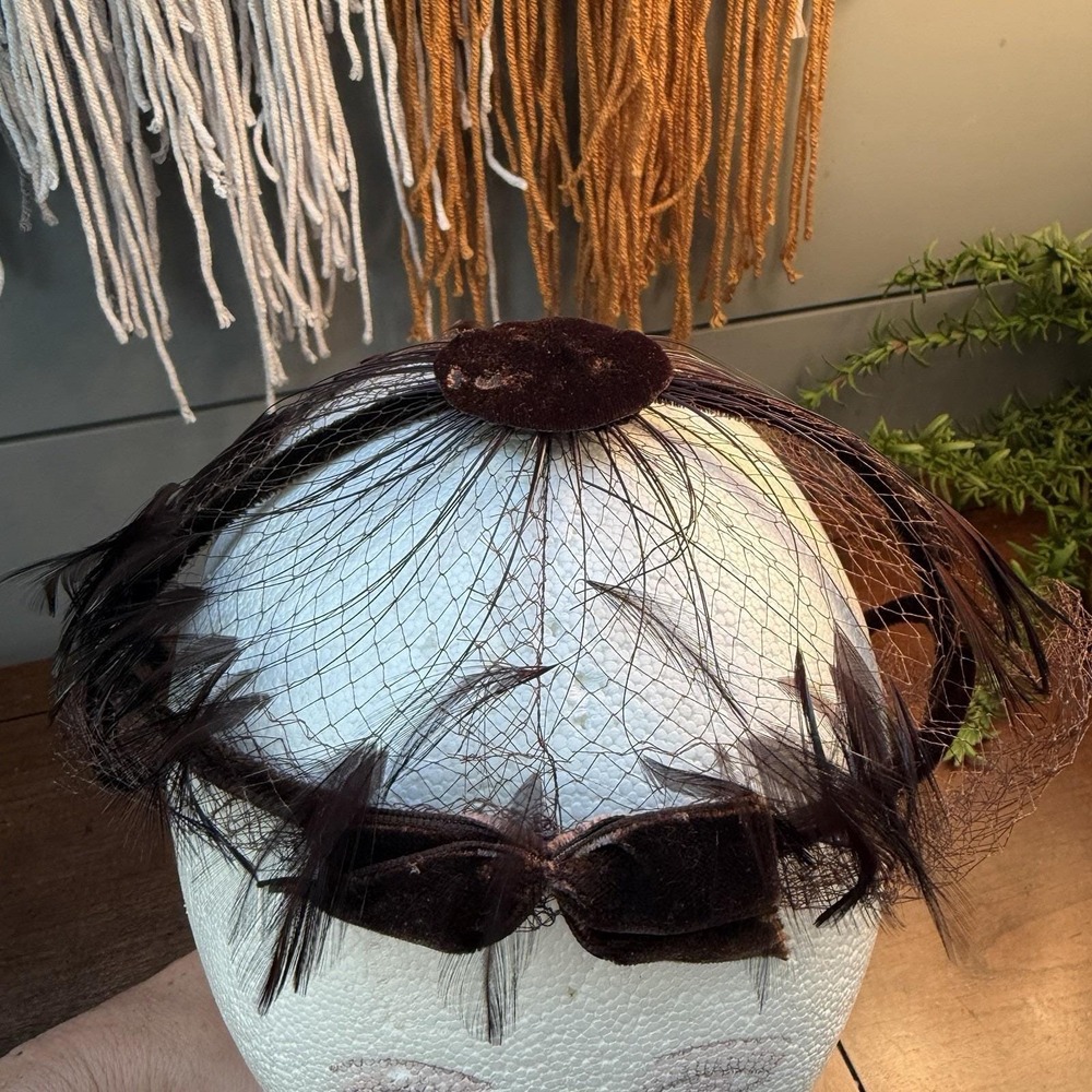 1950s Brown Veiled Cocktail– Feather Accent Fascinator